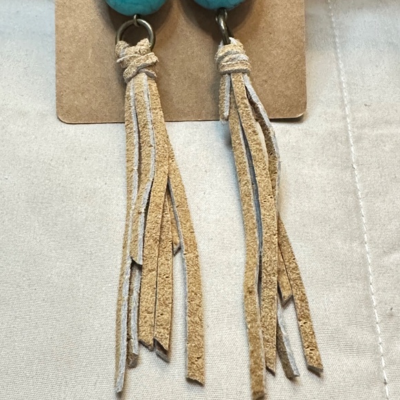 2/$20 Gold Tone Howlite & leather dangle drop earrings w/tassels light weight - Picture 4 of 11
